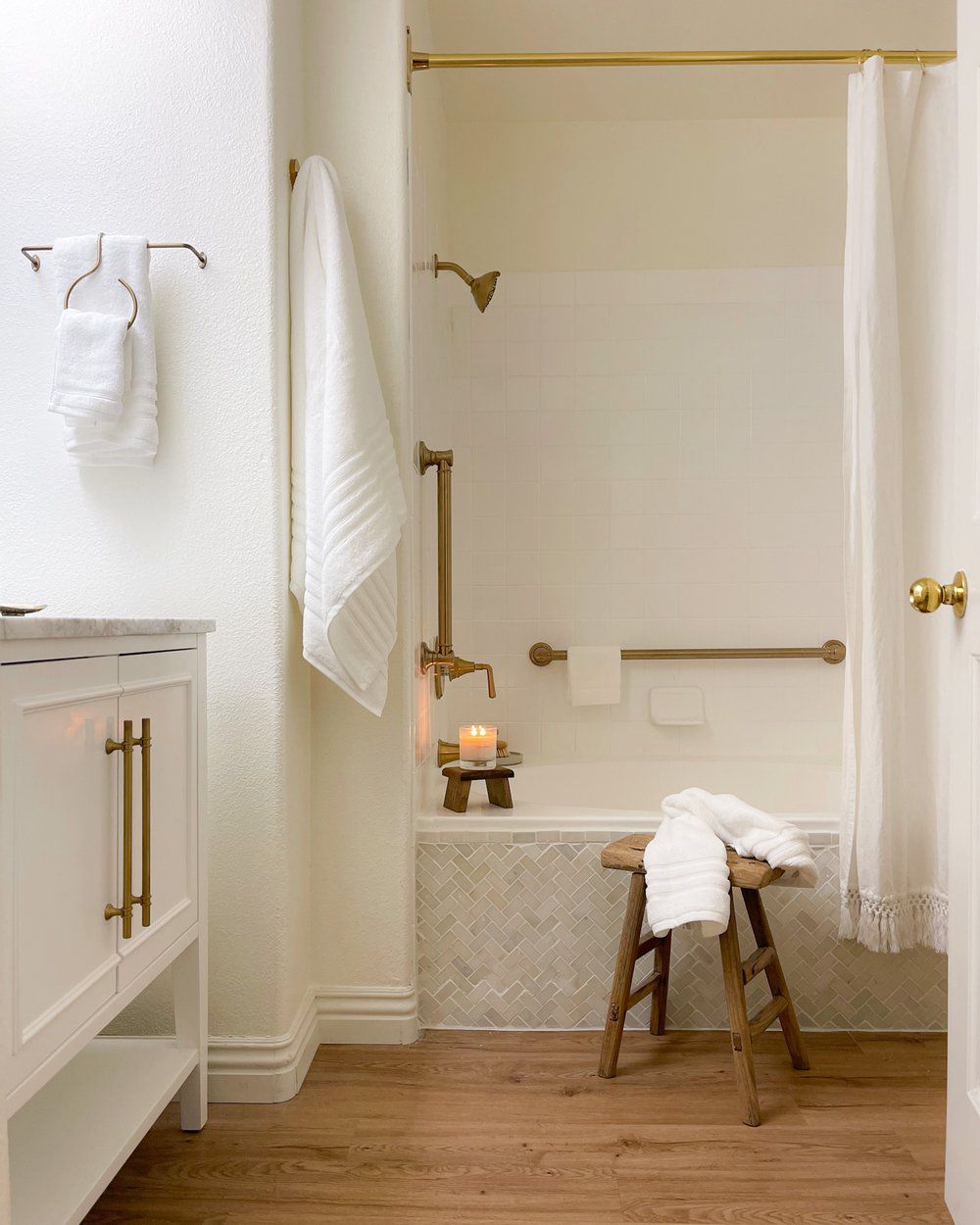 Banheiro neutro com cortina de chuveiro de franjas