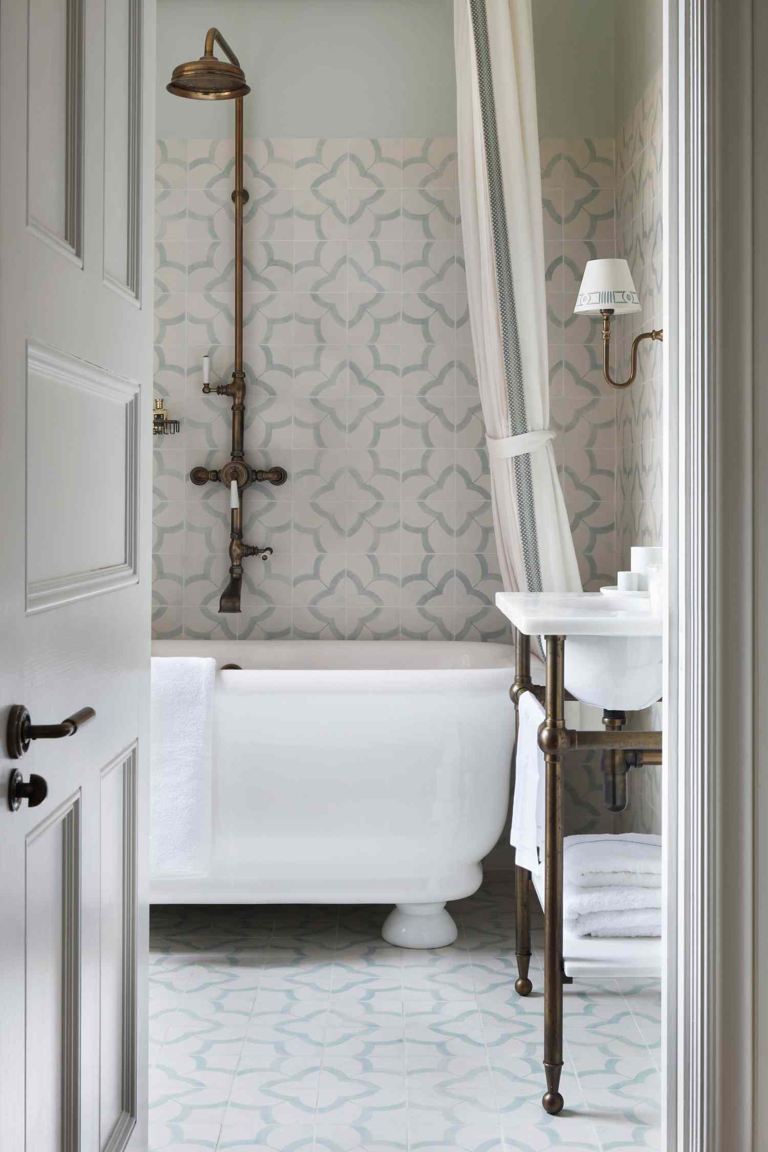 Une petite salle de bain primaire tapissée de jolis carreaux imprimés