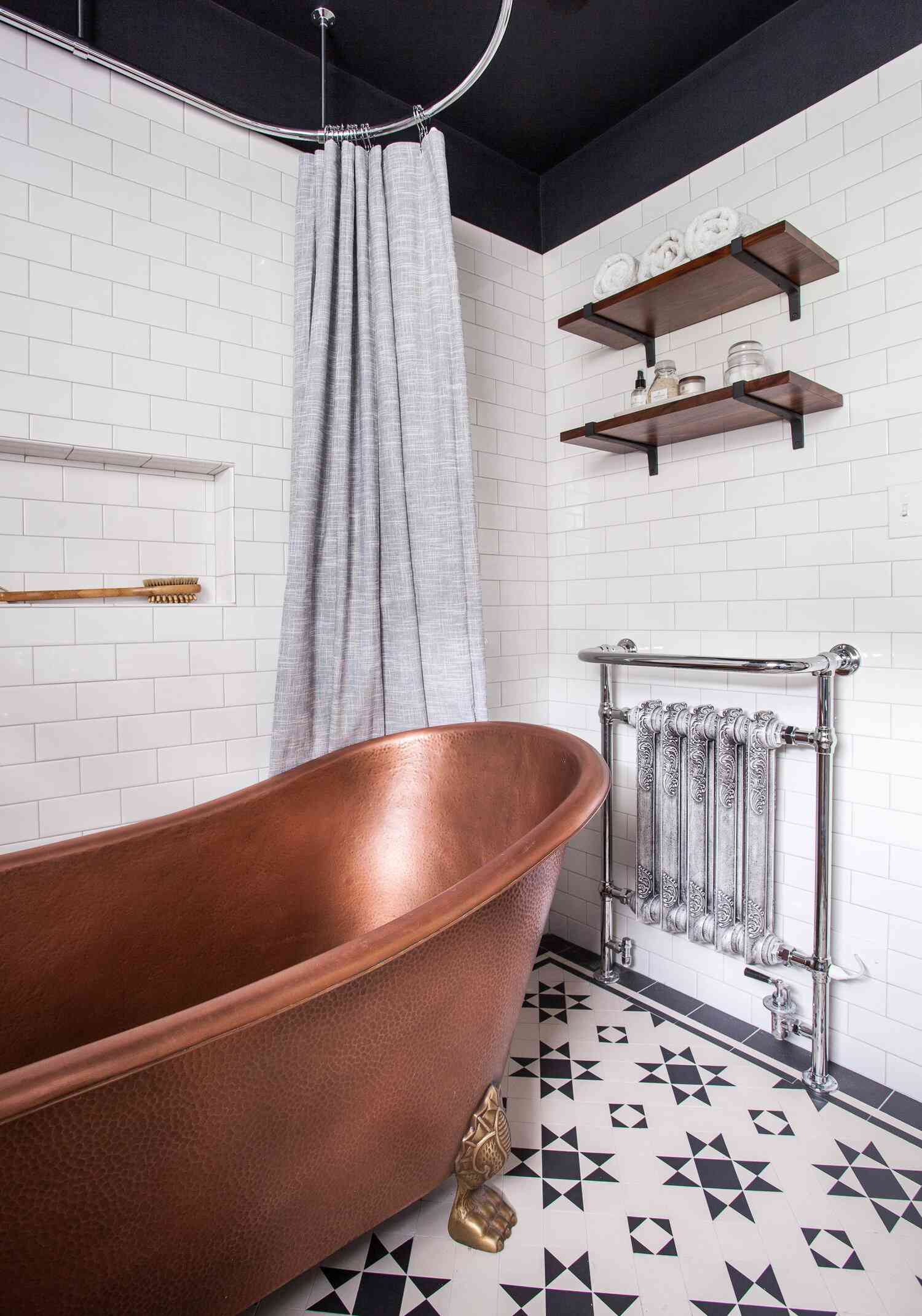 Banheiro com azulejos de metrô brancos Erin Williamson