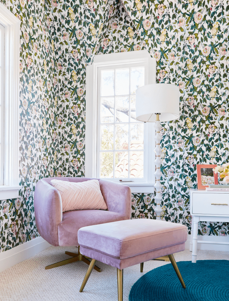 Kinderzimmer mit zierlichem rosa Stuhl