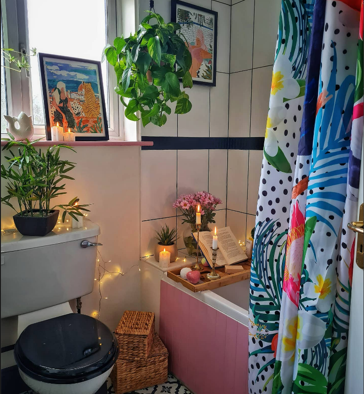 Uma cortina de chuveiro que usa muitos padrões de plantas domésticas para homenagear as muitas plantas domésticas do banheiro