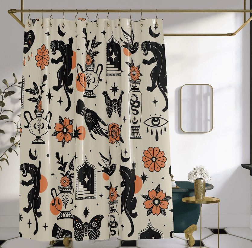 Una cortina de ducha hecha para parecerse a diseños de tatuajes completos con patrones de rosas y jaguares