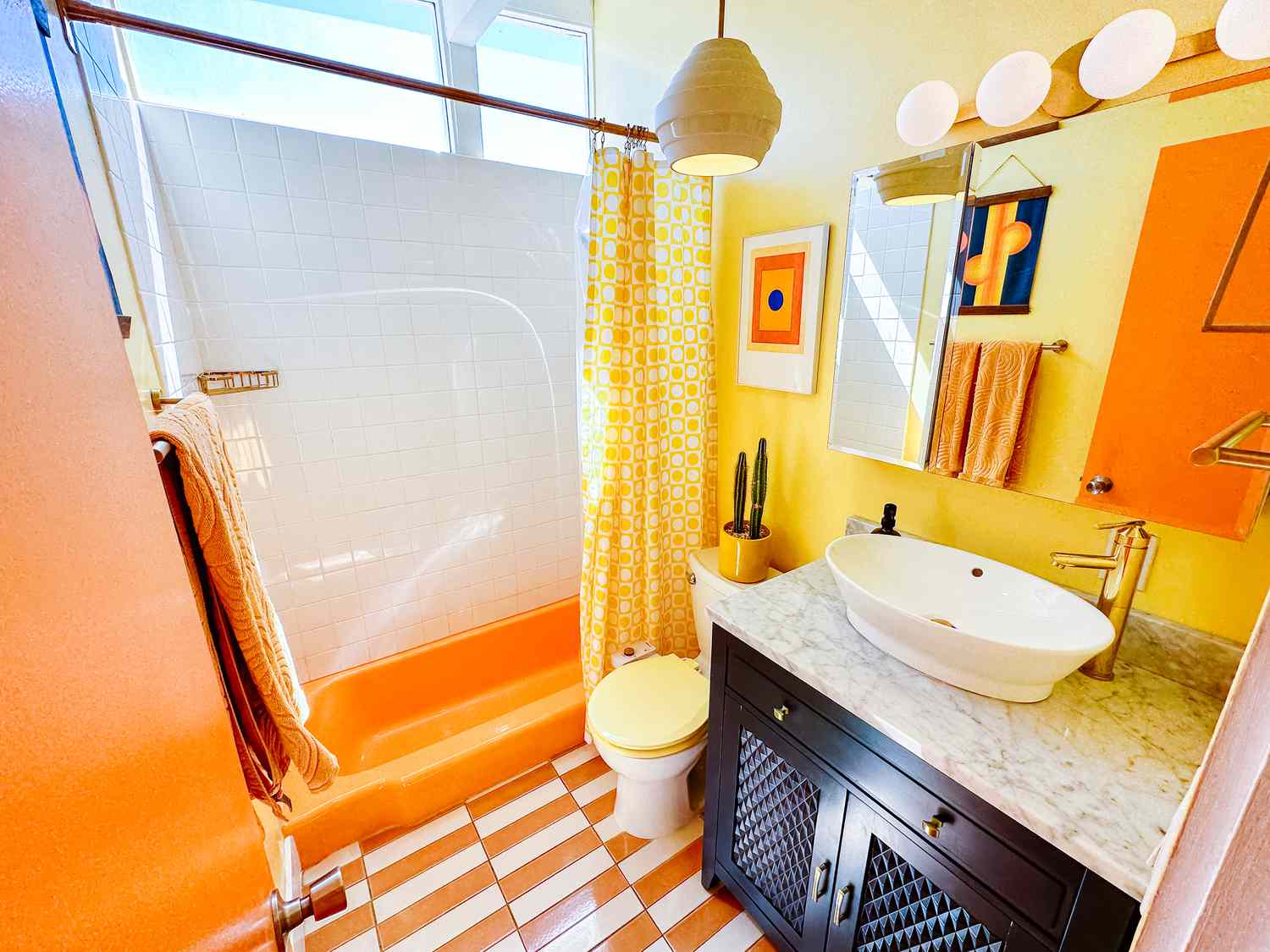 Banheiro brilhante amarelo e laranja