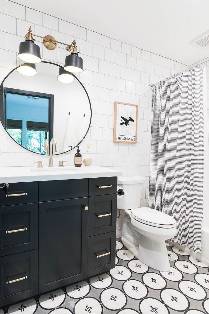 Schwarz-weißes Badezimmer mit Fliesenboden