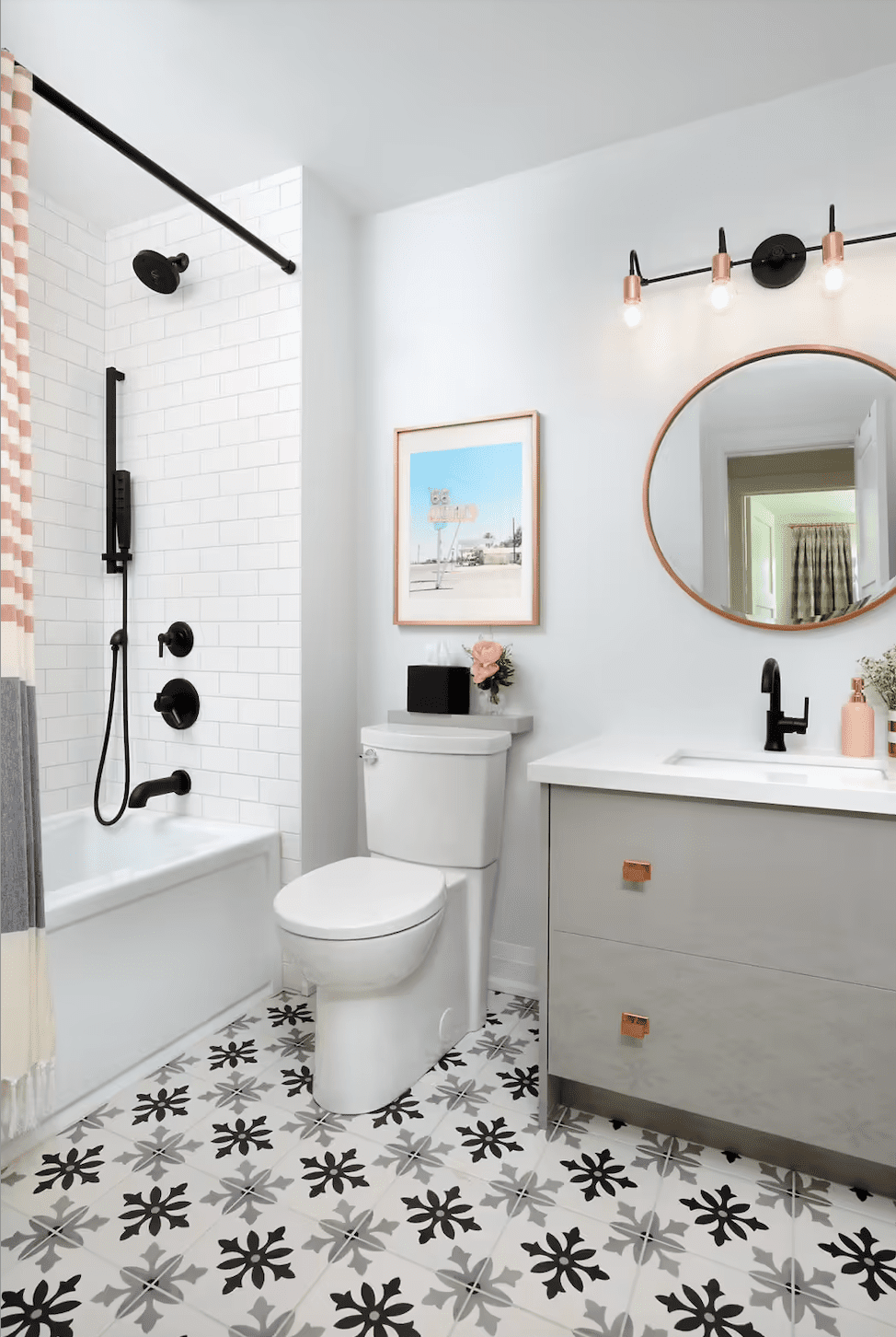 Banheiro reformado com piso geométrico