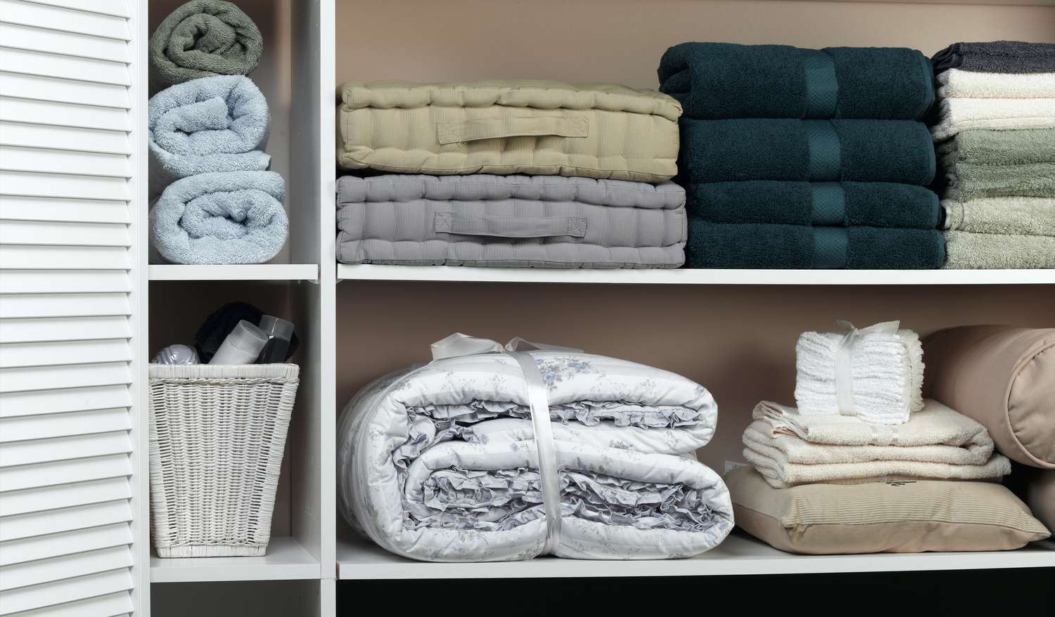 toalhas e roupas de cama no armário