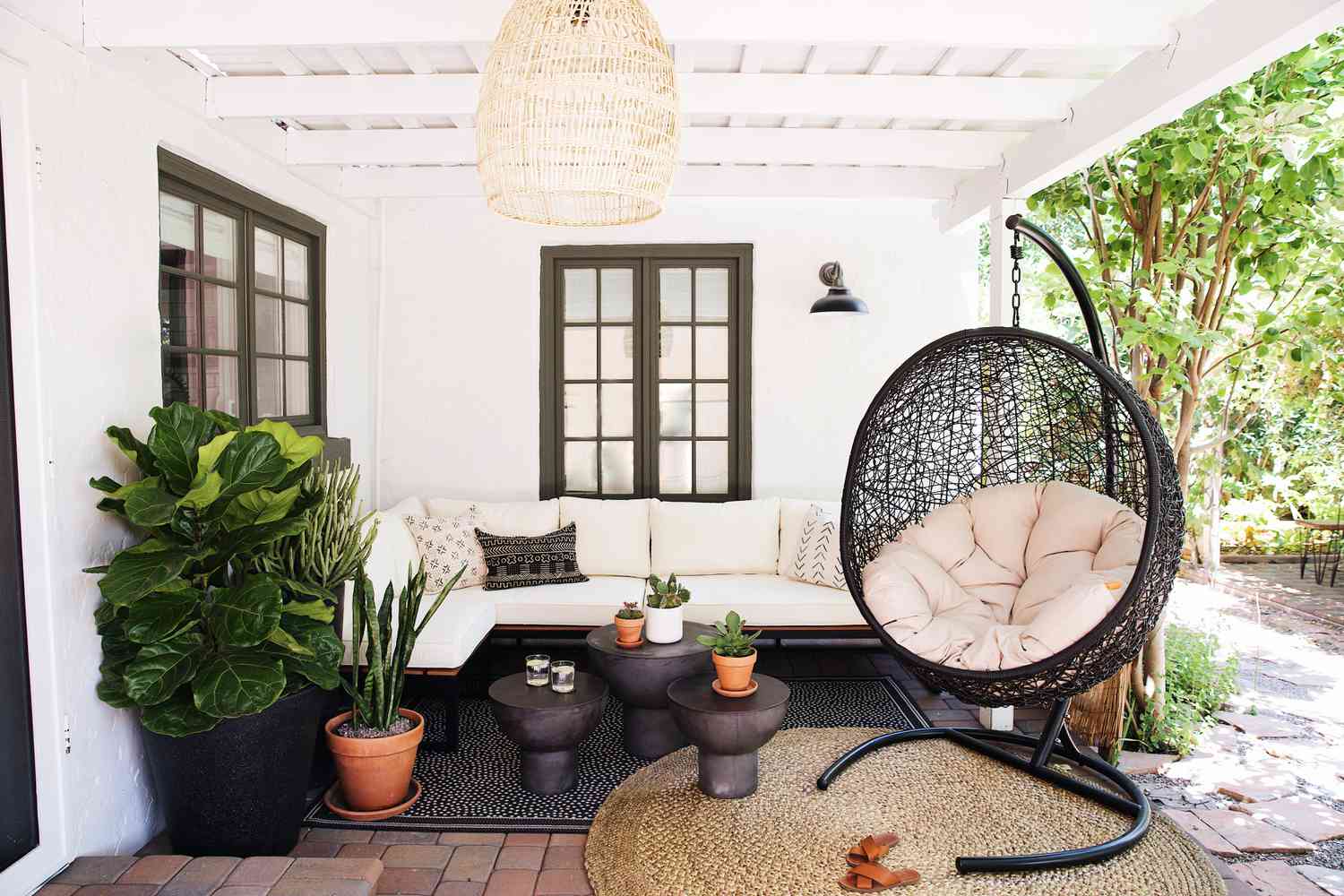 Petit porche extérieur avec mobilier et décoration.