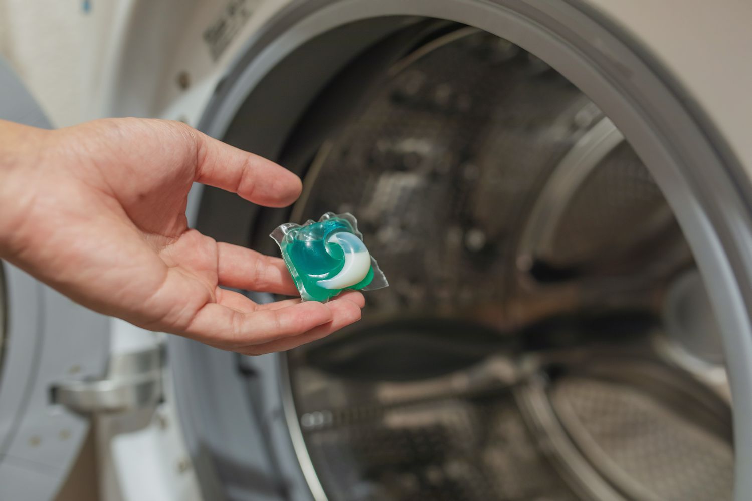 adicionar uma cápsula de detergente para roupas à lavadora