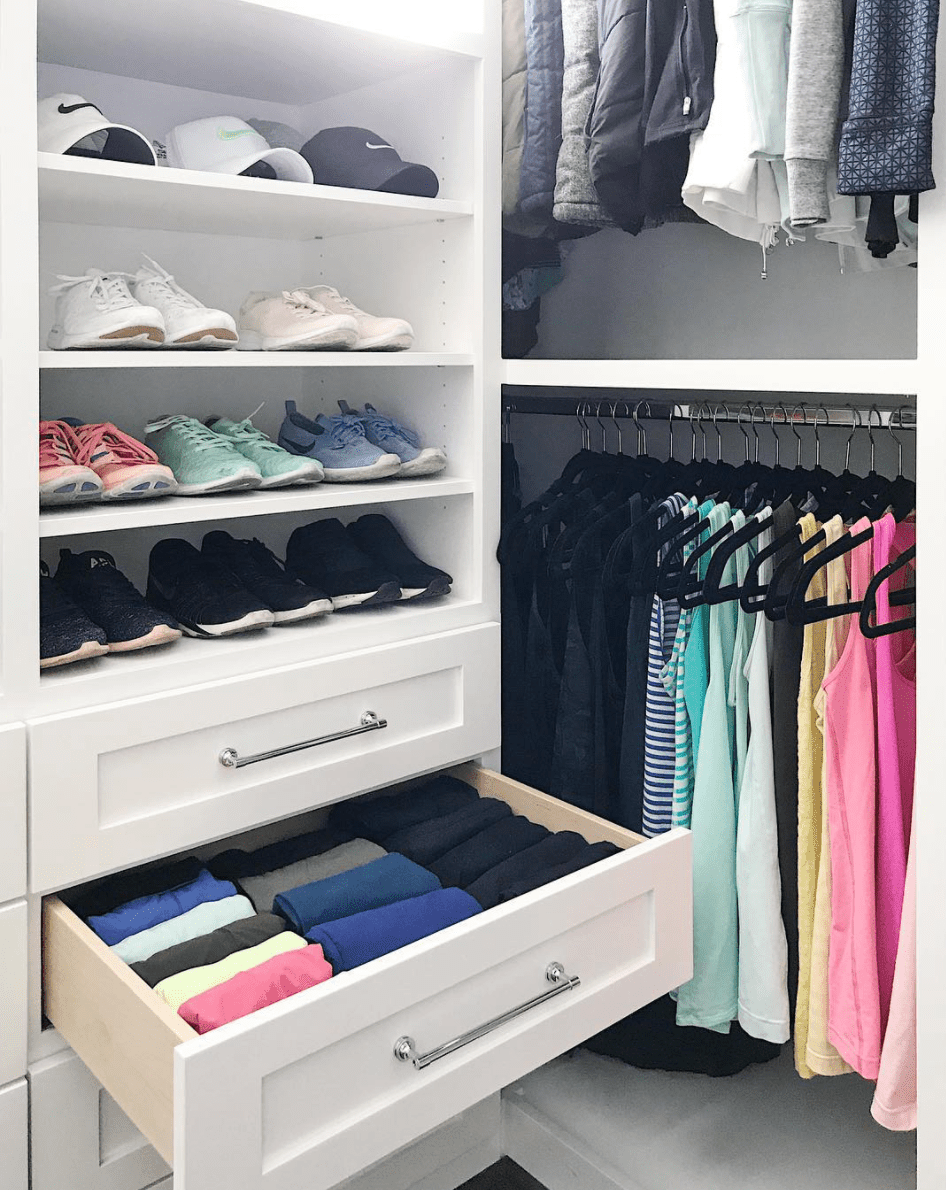 Un armario bien organizado con un cajón de la cómoda bien organizado