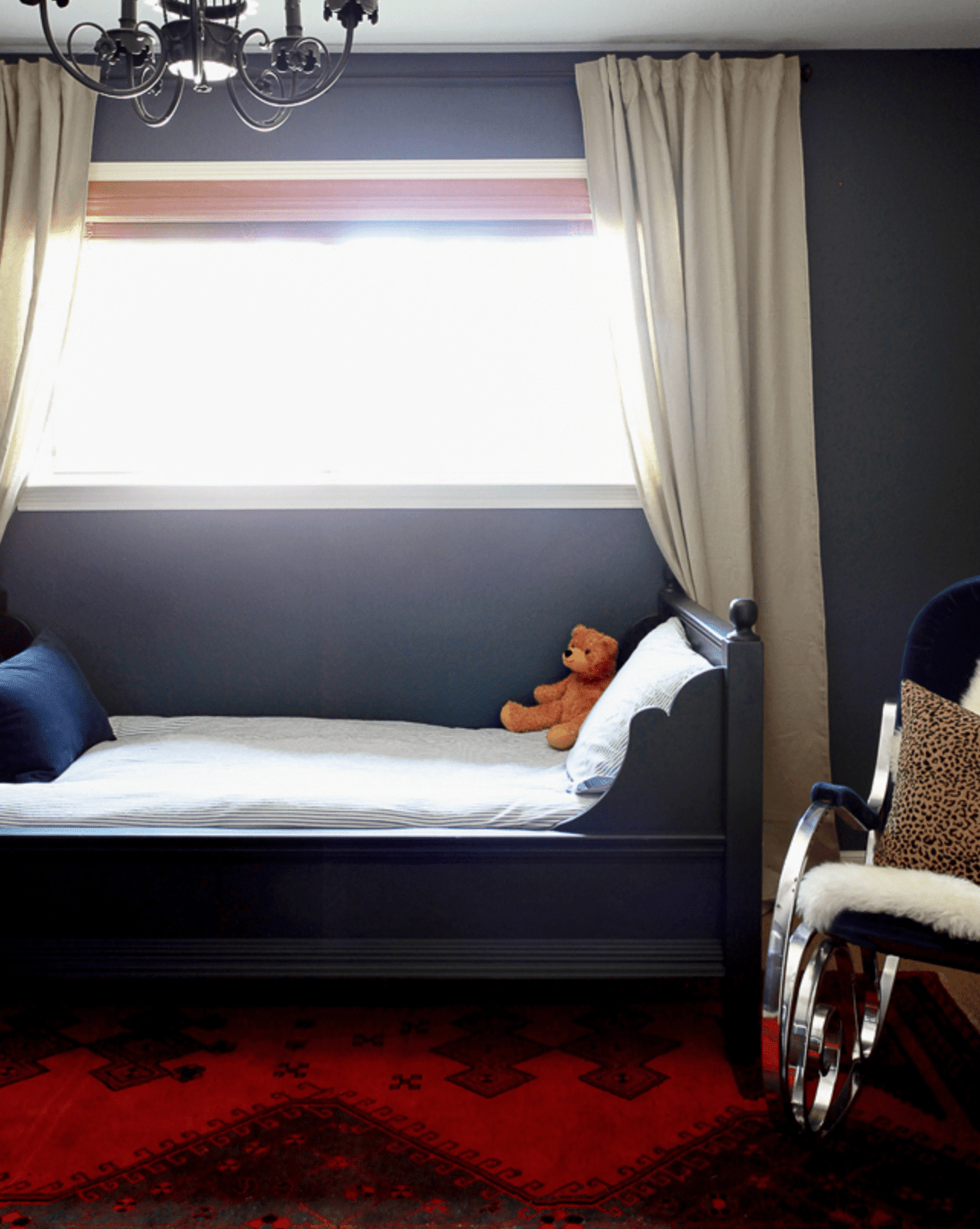 dunkelviolettes Schlafzimmer mit kastanienbraunem Teppich