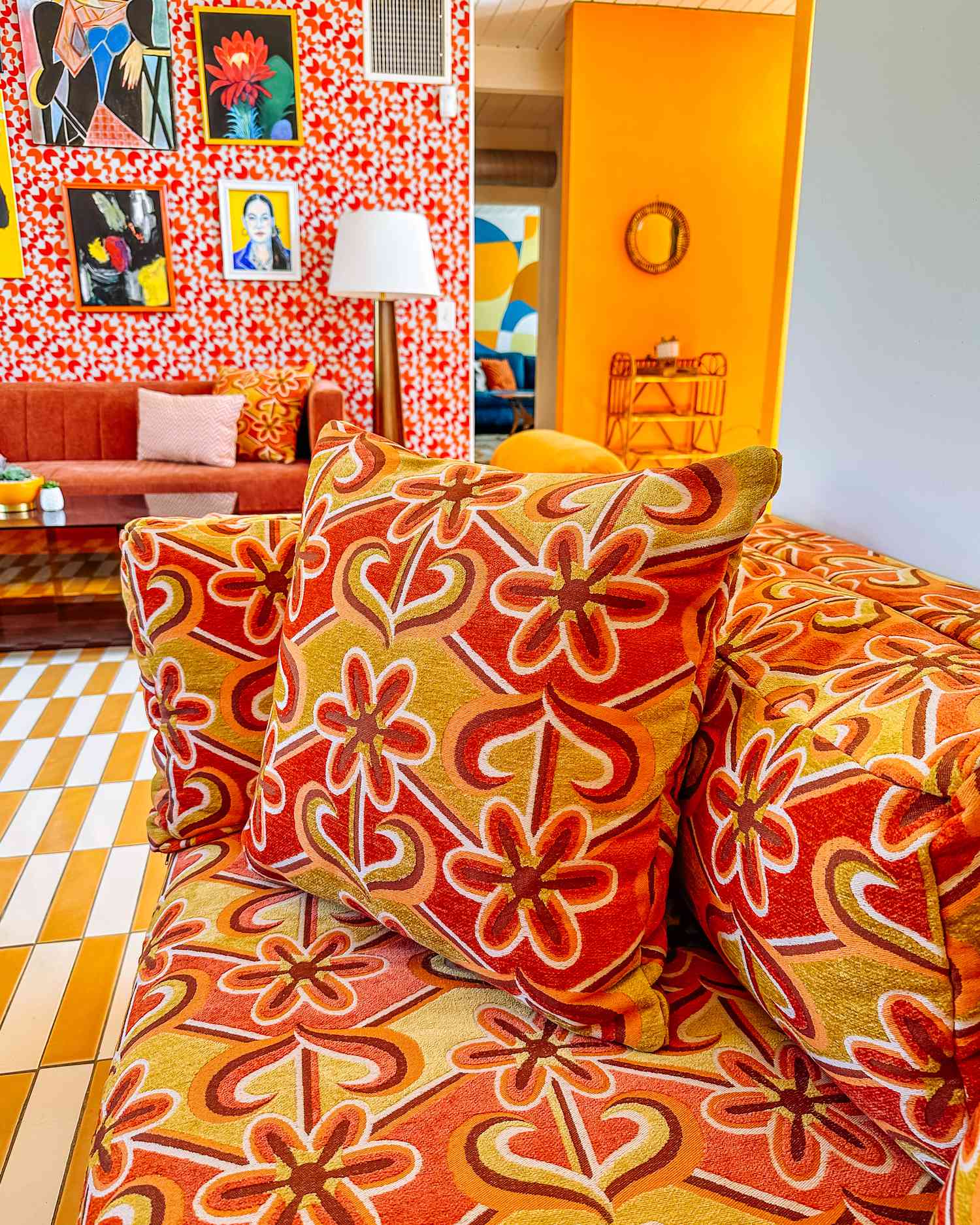 orange, gelb und kastanienbraunes Wohnzimmer