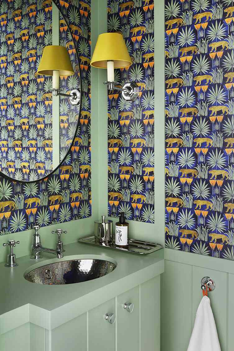 Mintgrünes Badezimmer mit königsblauer Tapete