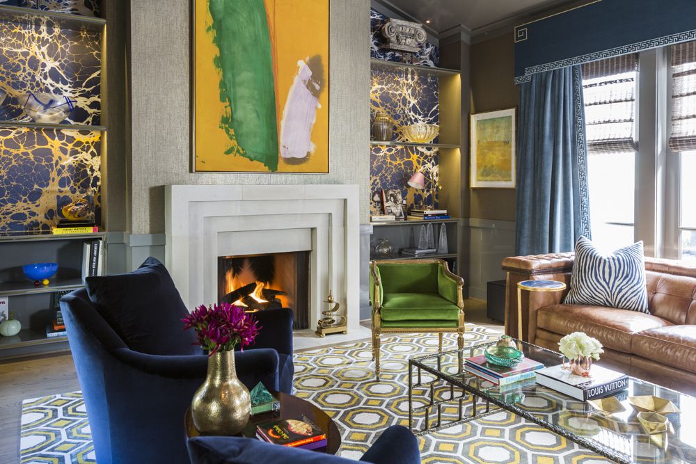 Ein eklektisches Wohnzimmer mit königsblauen Stühlen