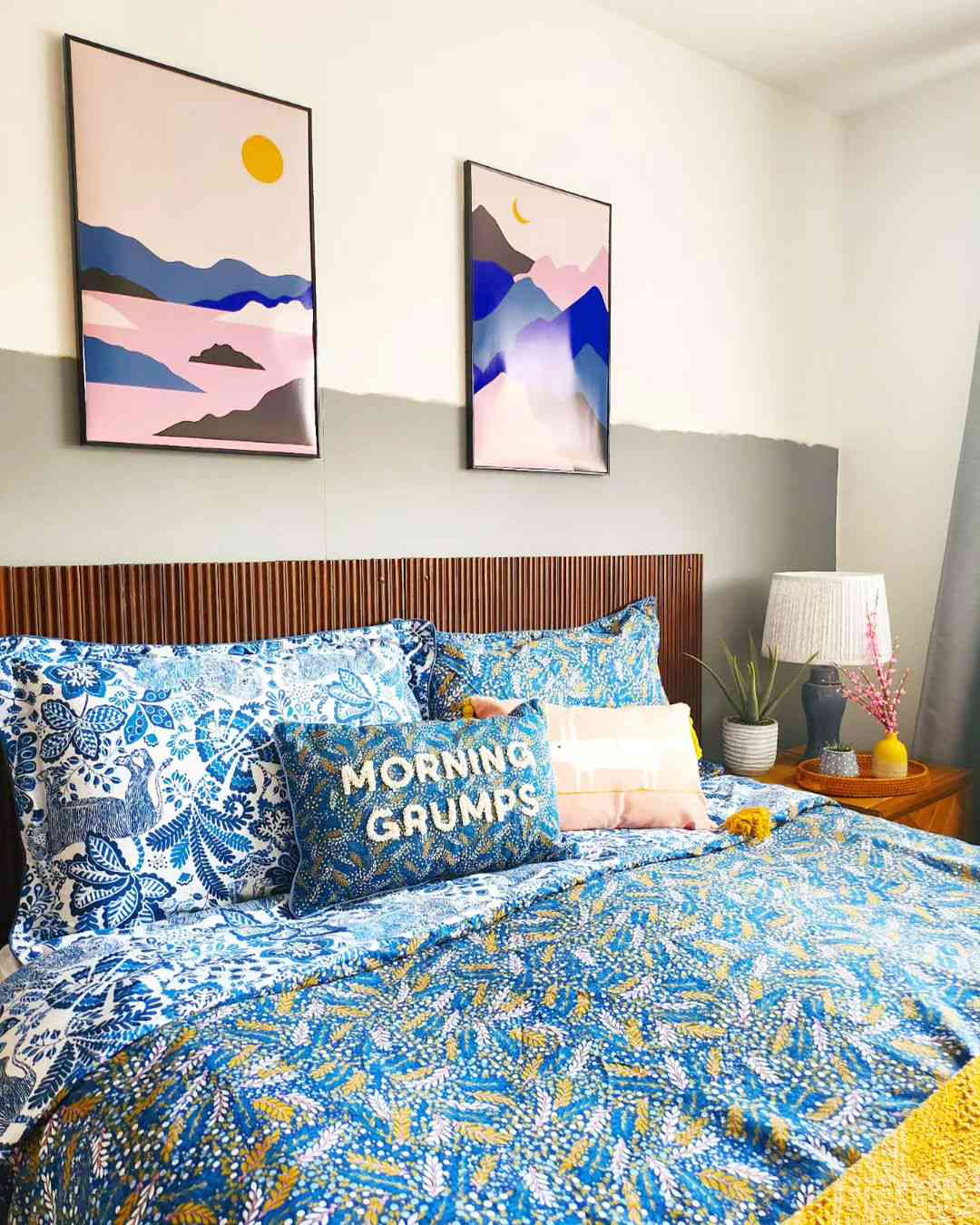 Roupa de cama azul royal com fundo cinza