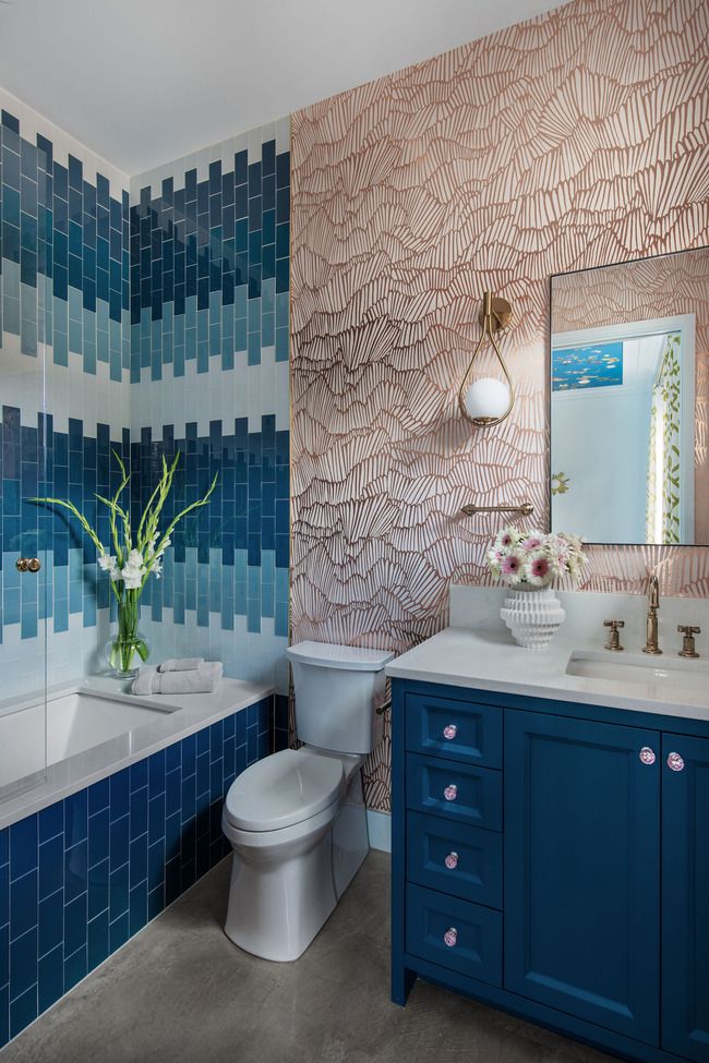 Coral e azul claro com azul royal em um banheiro