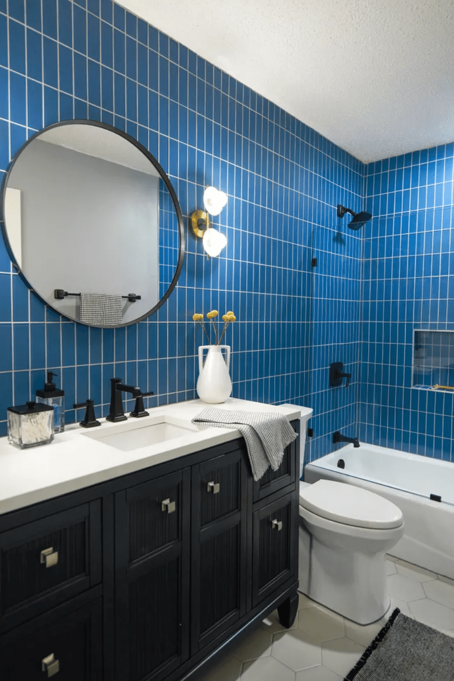 Banheiro azul real com penteadeira preta