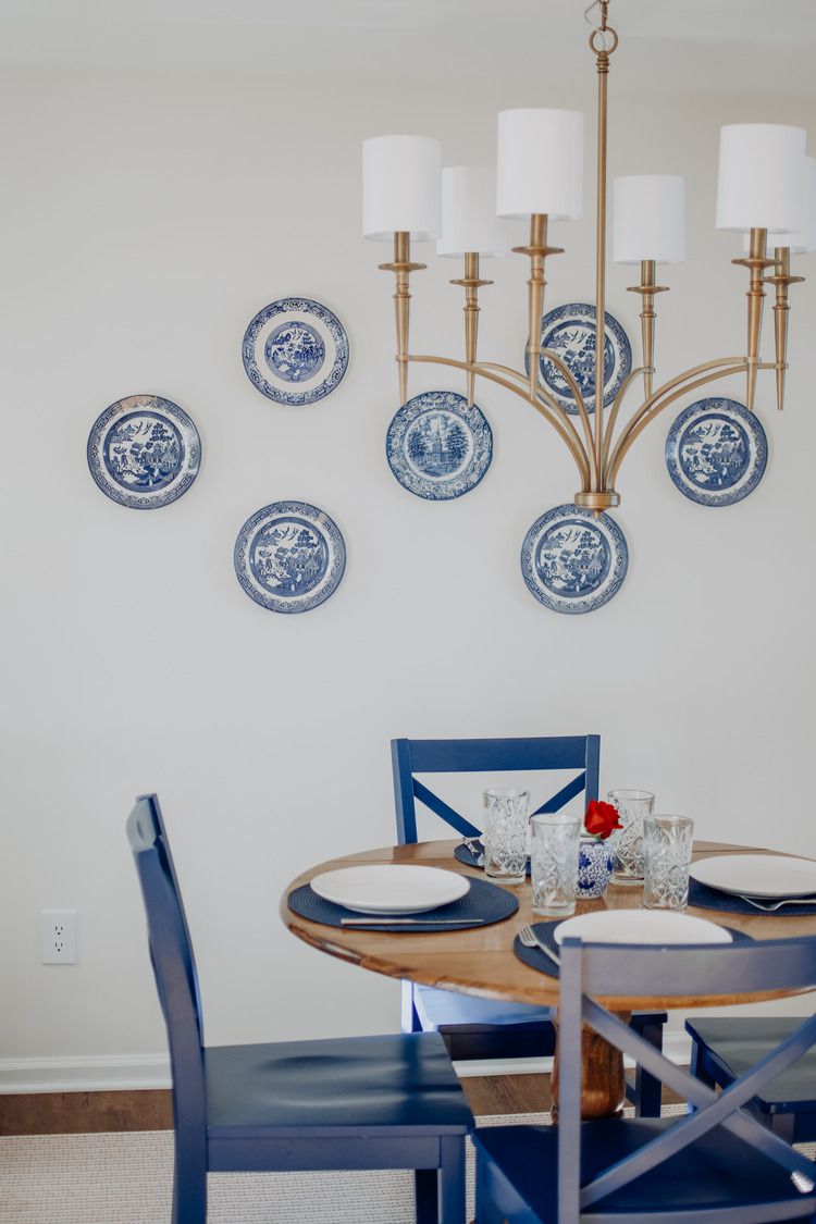 White and blue in breakfast room