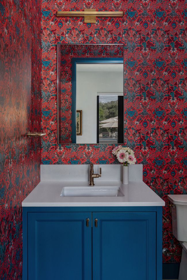 Azul real e vermelho em um lavabo