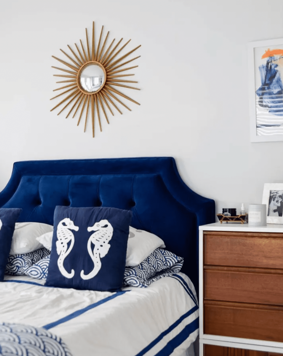 Blanco y marrón en dormitorio azul real