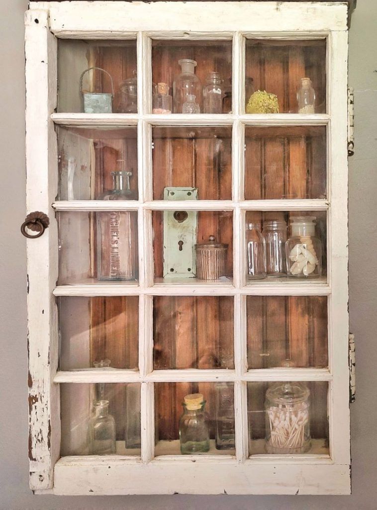 Un armario hecho con el marco de una ventana