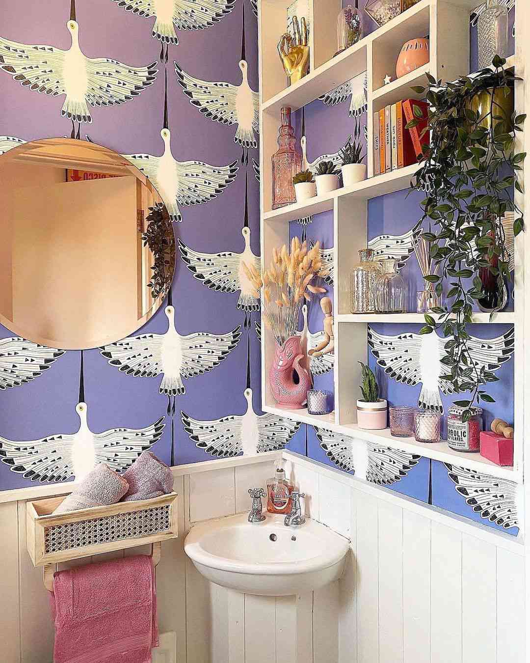 Banheiro com papel de parede art déco cisnes roxos.