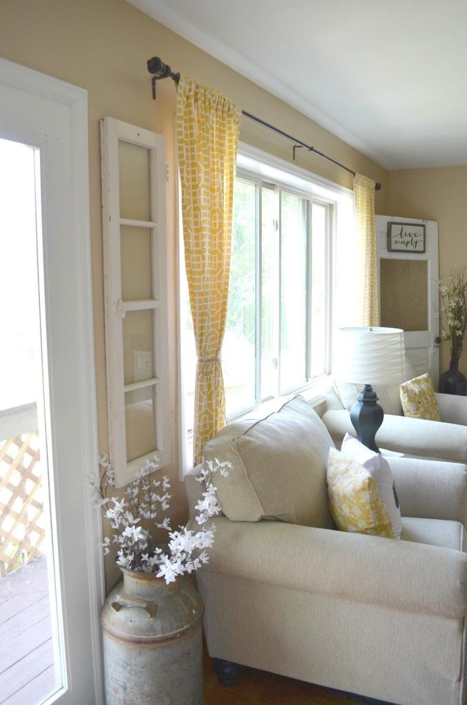 Uma janela vertical vintage pendurada em uma sala de estar