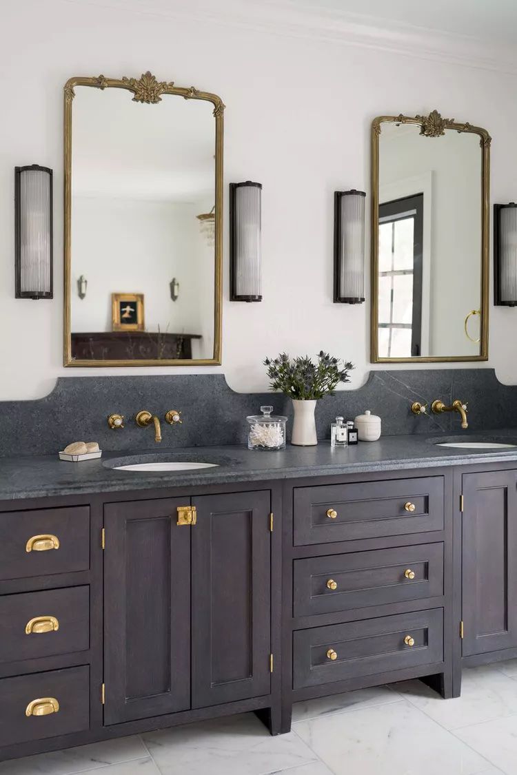 Salle de bain avec teinture de bois aux tons violets sur les armoires.