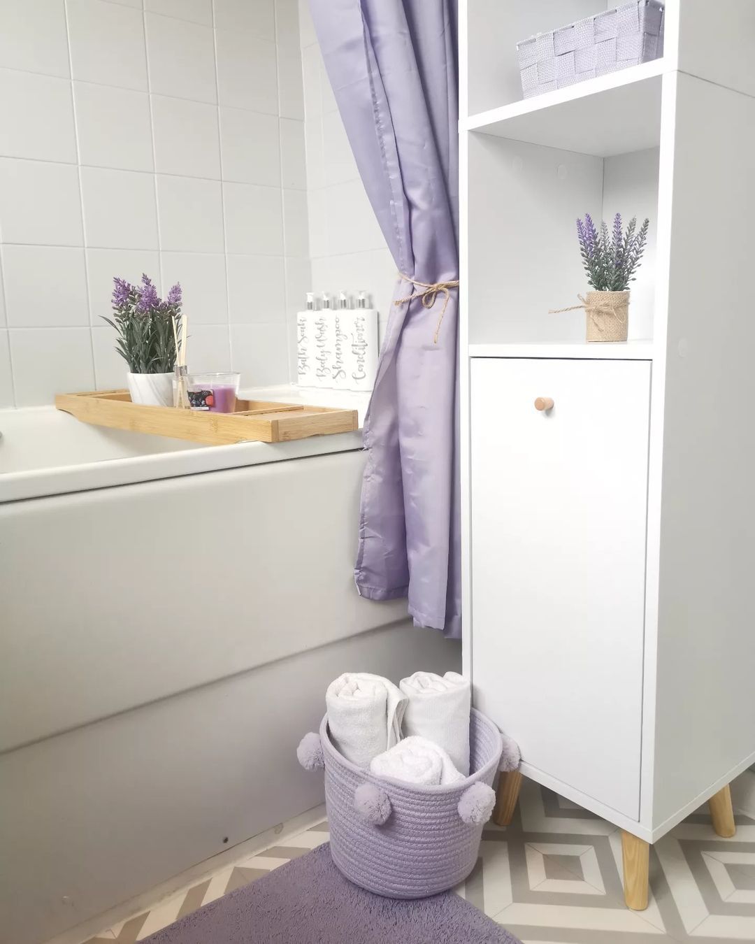 Salle de bain blanche avec décor violet. 