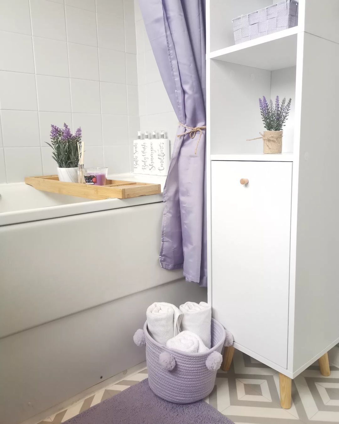 Baño blanco con decoración morada. 