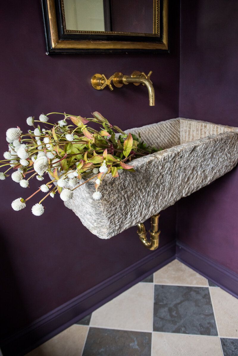 Salle de bain avec une riche nuance royale de violet.