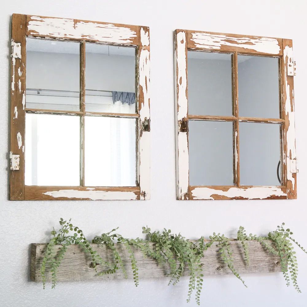 Deux cadres de fenêtre vintage transformés en miroirs