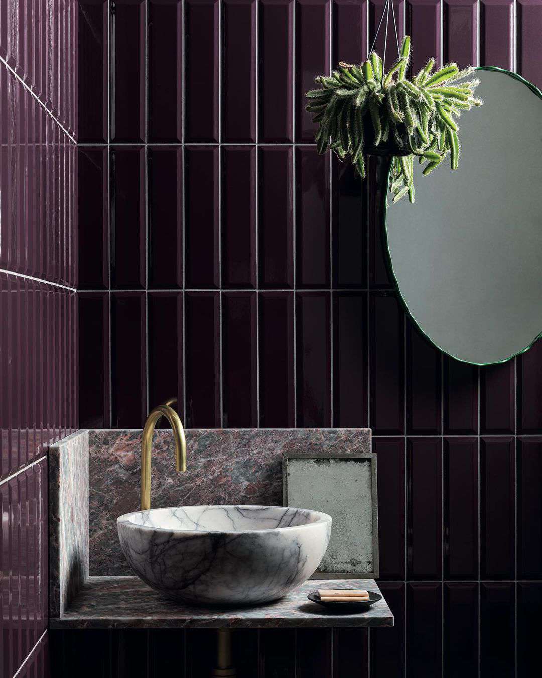 Cuarto de baño con azulejos de metro de color púrpura oscuro.