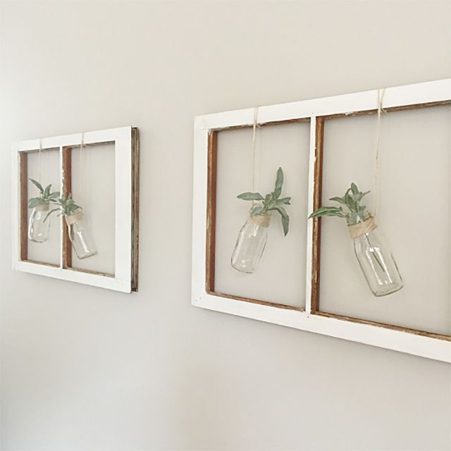 Marcos de ventanas con plantas en tarros