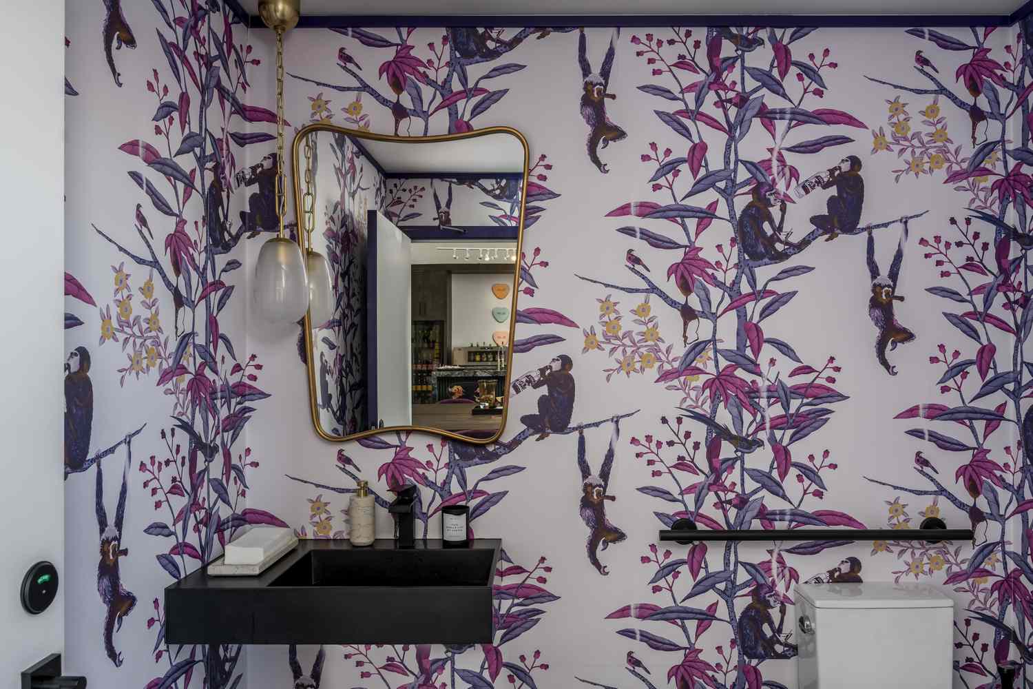 Cuarto de baño con ecléctico papel pintado morado.