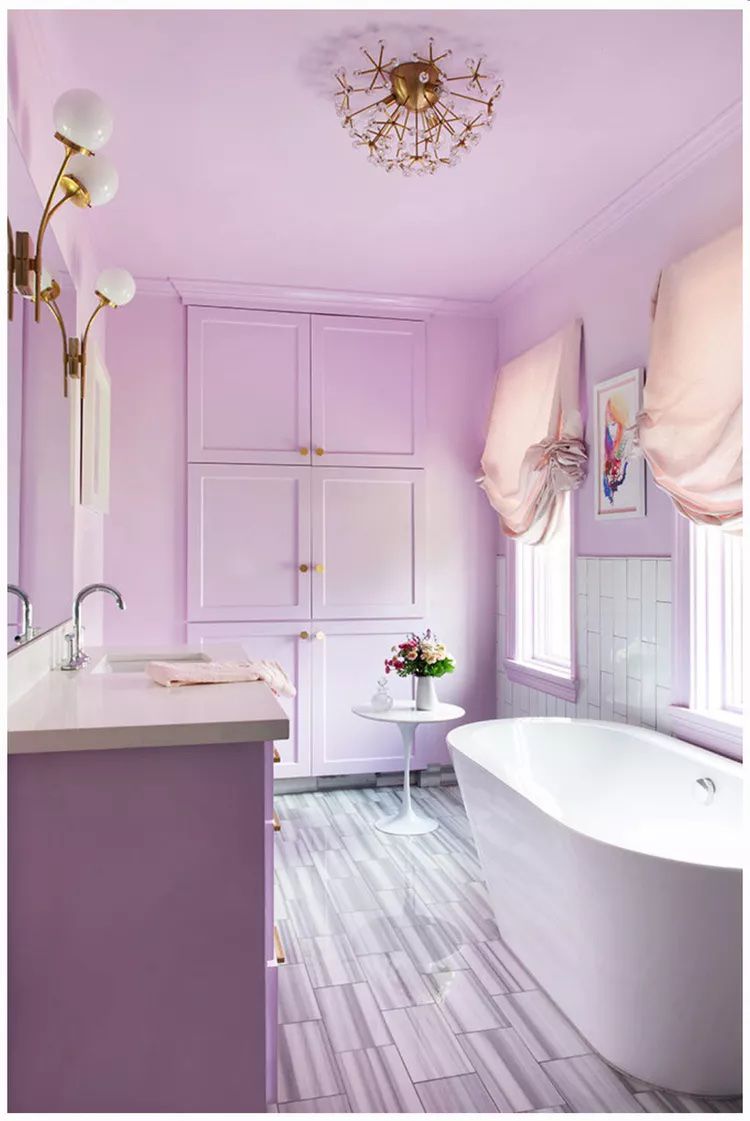 Banheiro com paredes e teto lilás.