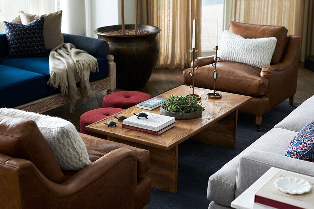móveis de couro marrom e sofá cinza