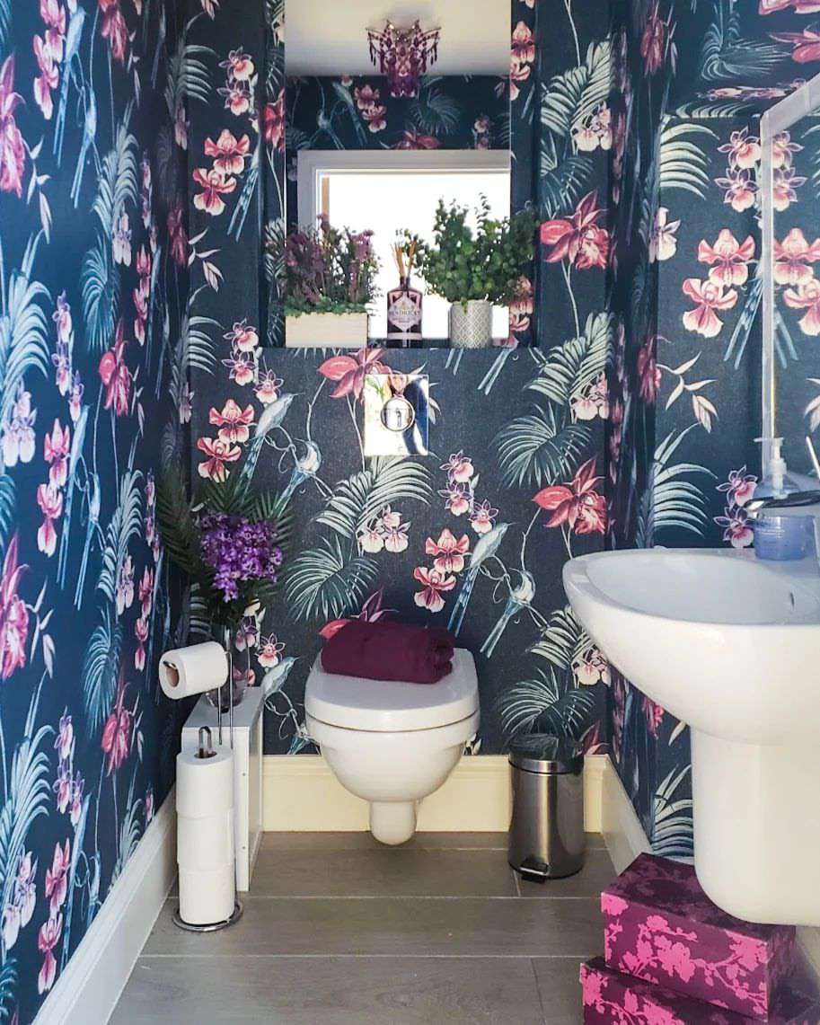 Salle de bain avec palette de couleurs bleu et violet.