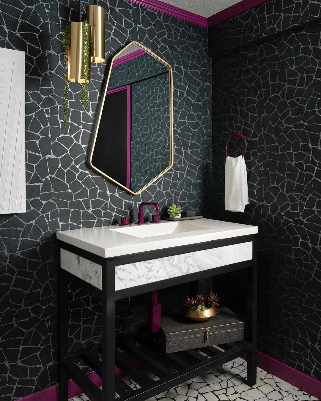 Banheiro moderno preto com toques de roxo.