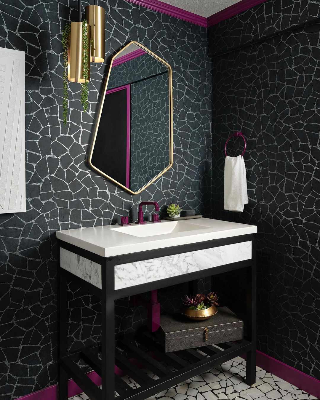 Baño moderno negro con atrevidos toques de morado.