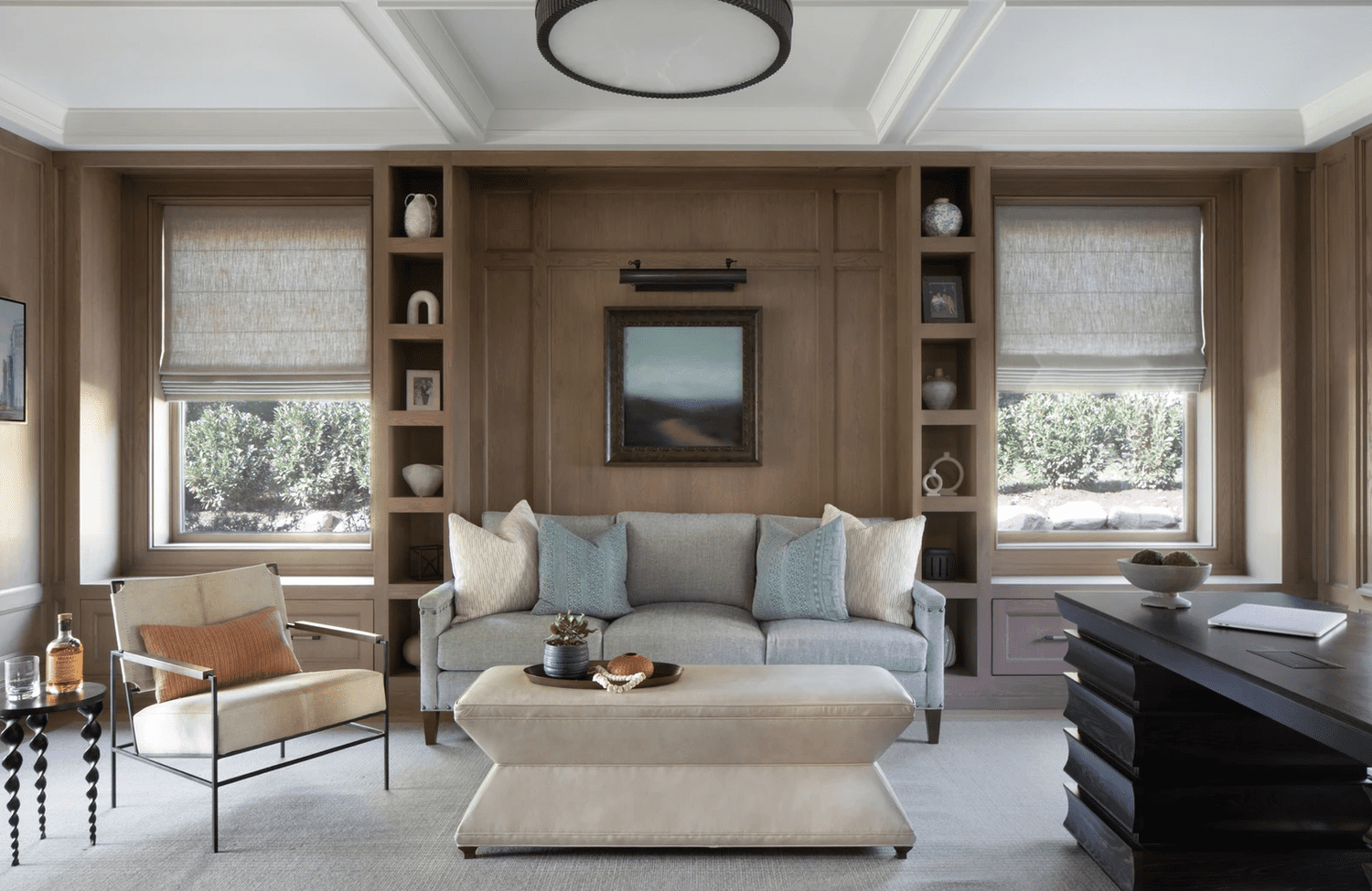 braune Holzverkleidung und graues Sofa
