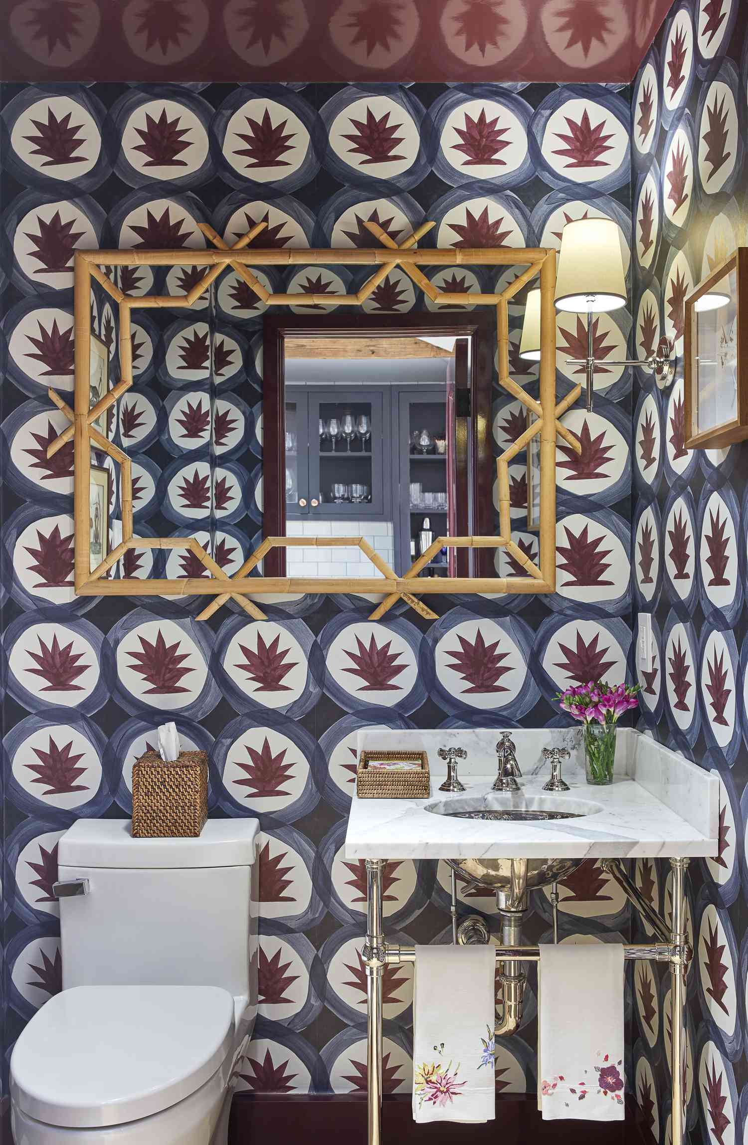 Salle de bain avec plafond et garniture violets et papier peint assorti.