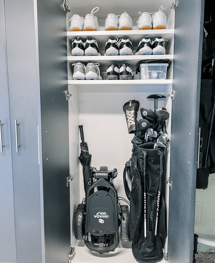 Un armario en un garaje está lleno de hileras de zapatos y palos de golf