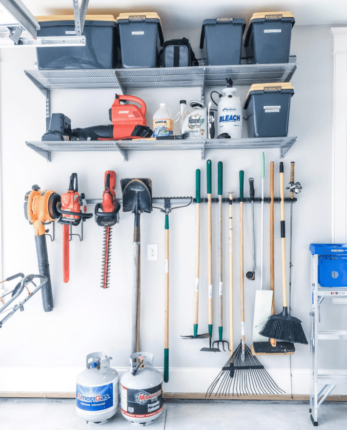 Muro de herramientas y útiles de jardinería