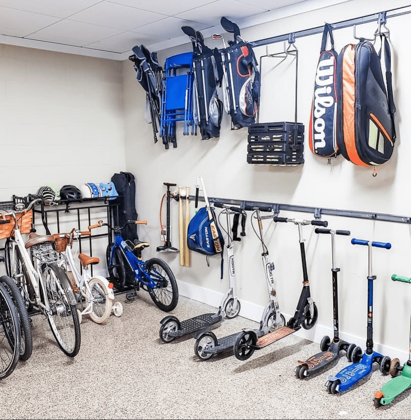 Una colección de scooters en un garaje