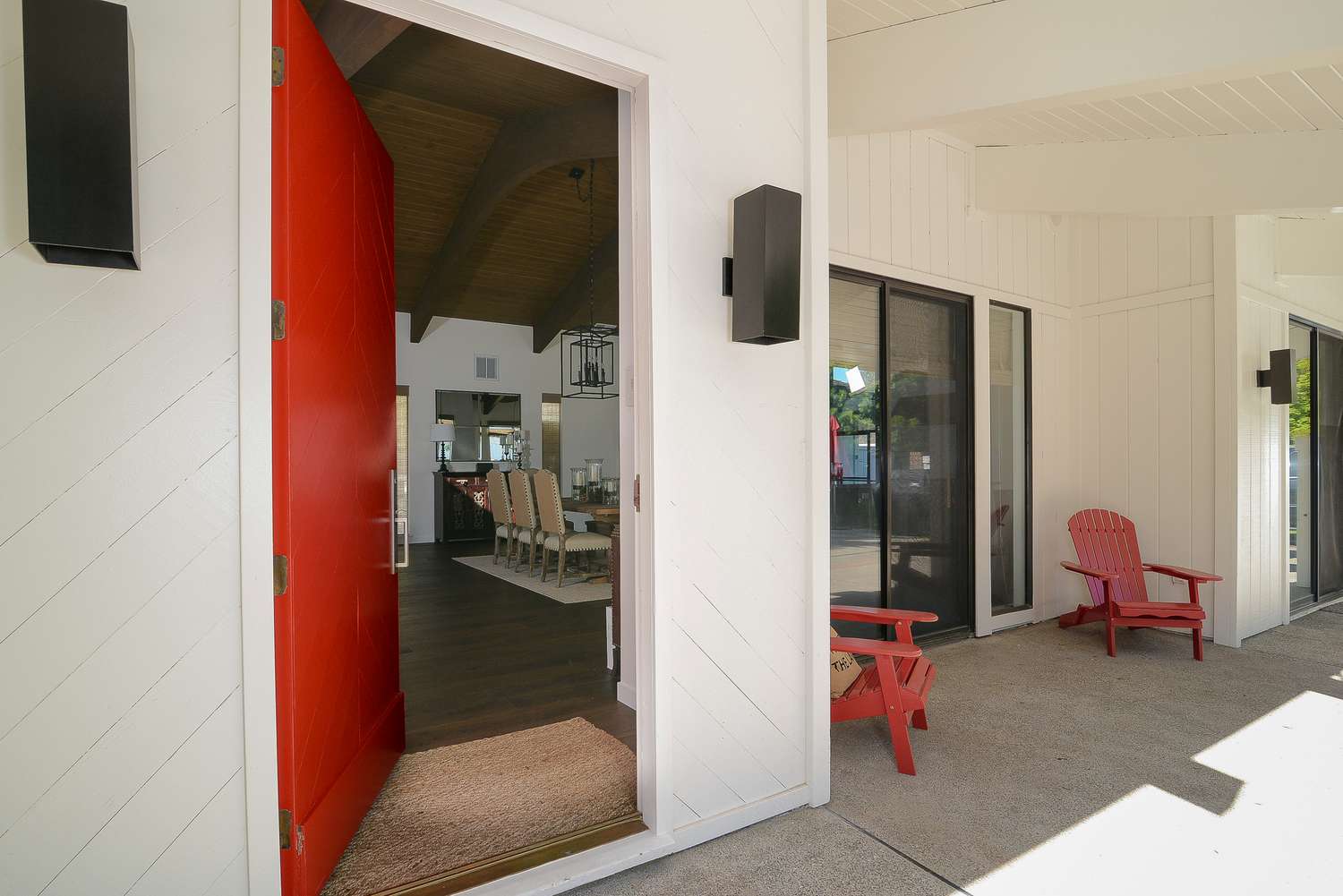 puerta de entrada roja con exterior blanco