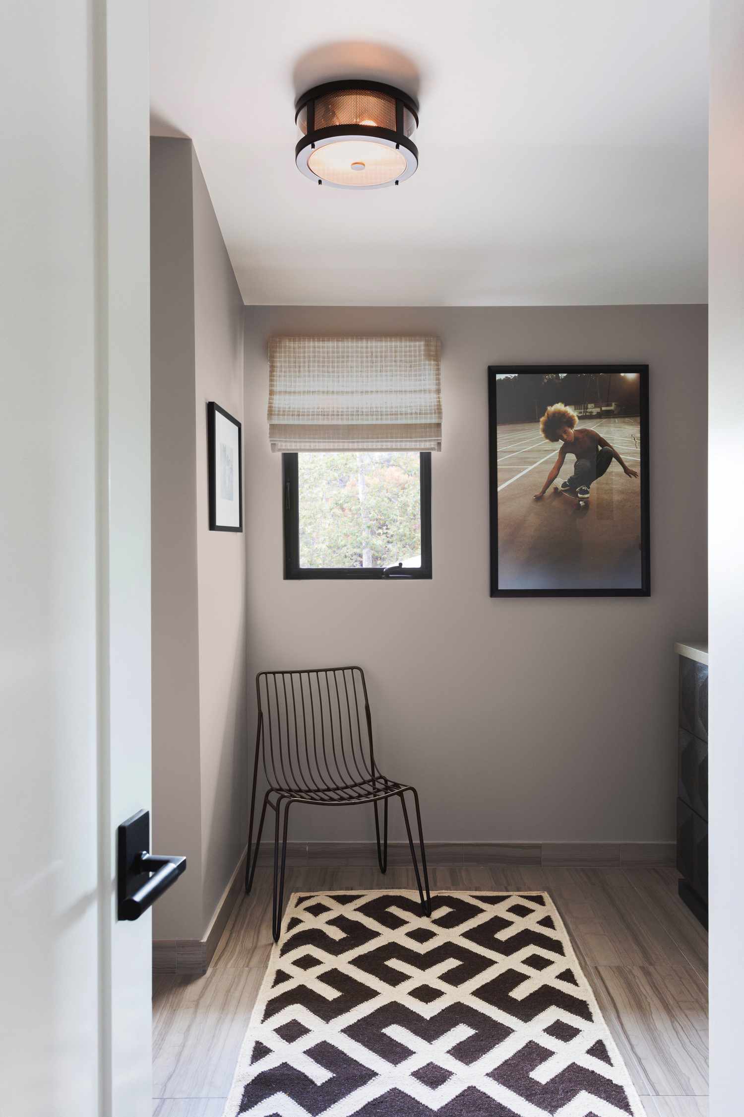 Interior de casa con pintura de pared color seta.