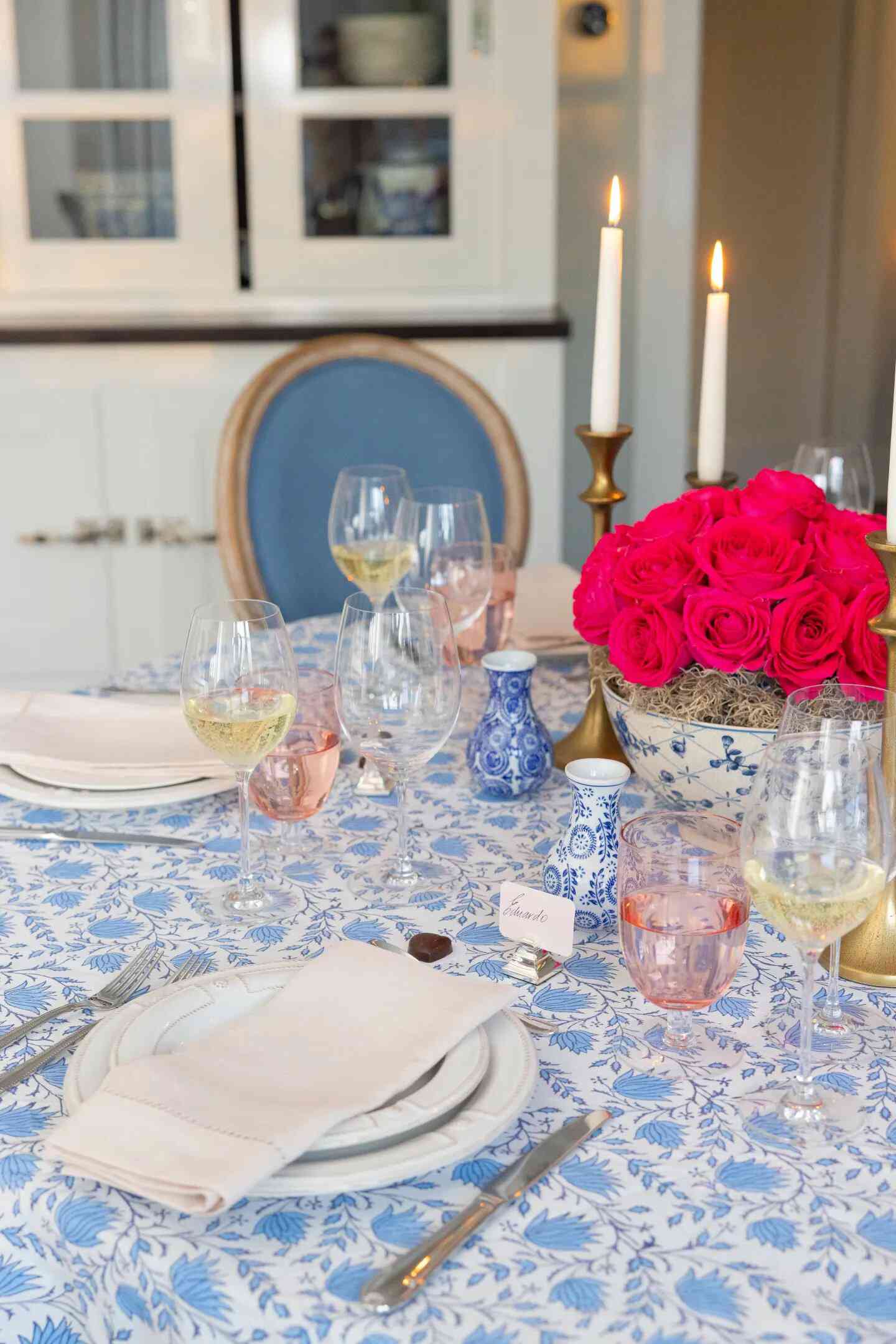 Paysage de table bleu et blanc avec des roses roses