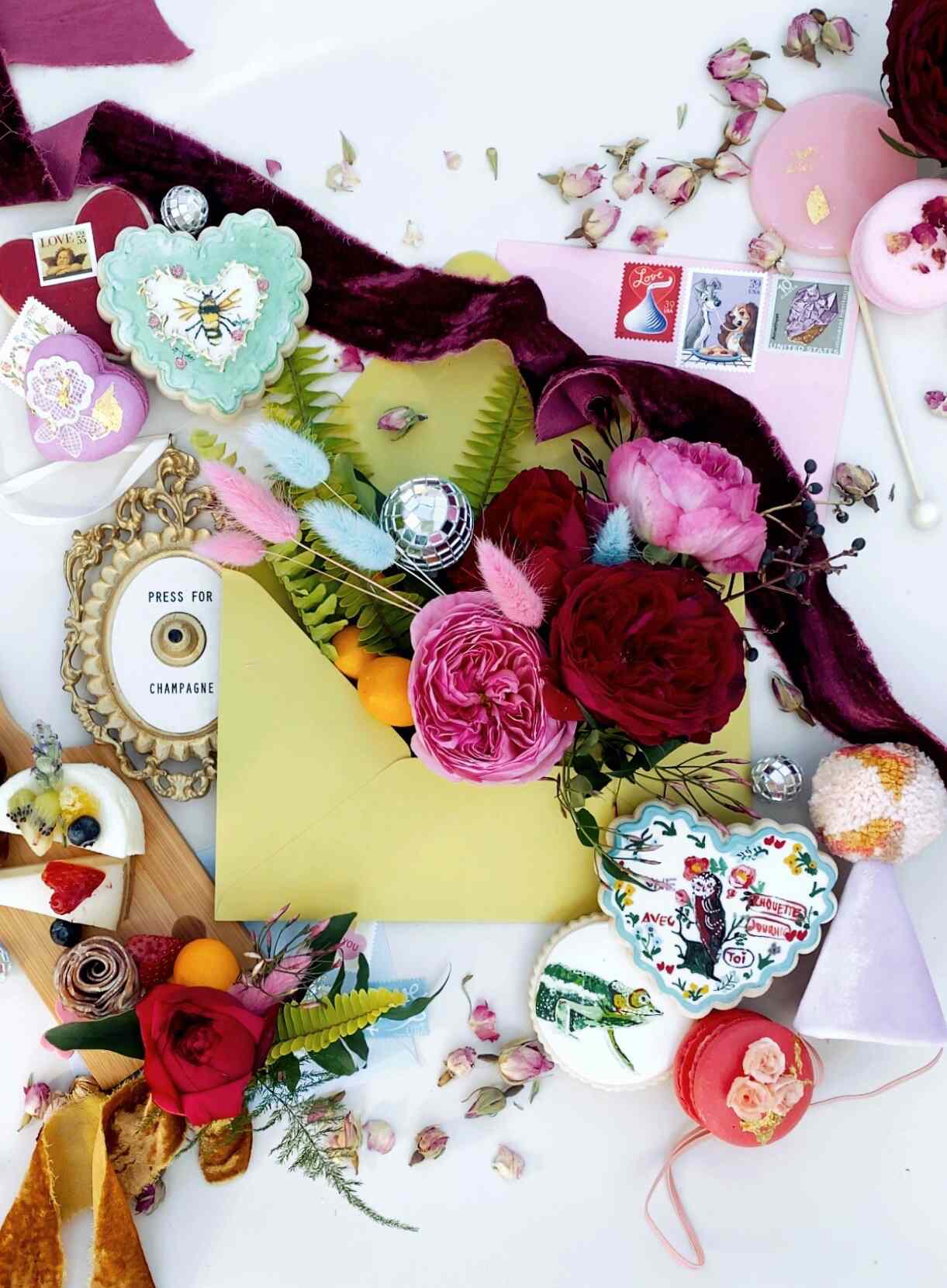 Table de Saint-Valentin avec fleurs et enveloppe