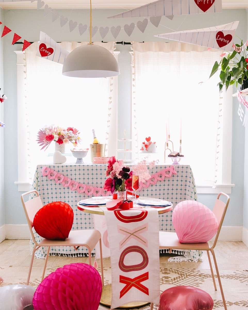 Mesa de San Valentín rosa y roja 