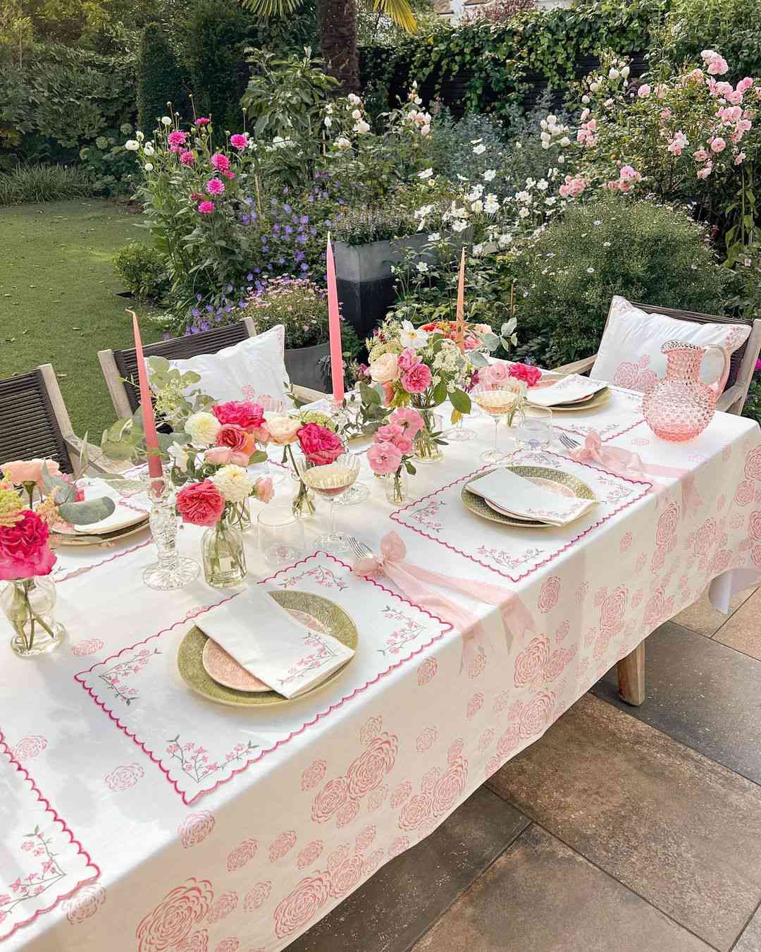 Mesa inspirada en un jardín rosa y floral